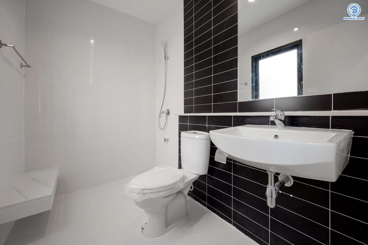 บ้านมือสองตกแต่งใหม่ โครงการ ซิกเนเจอร์ เพชรเกษม69 เนื้อที่ 17.6 ตร.ว. ฟังก์ชัน 3 ห้องนอน 3 ห้องน้ำ จอดรถได้ 1 คัน บ้านสภาพสวย บนทำเลเดินทางสะดวก เชื่อมต่อถนนเพชรเกษม, ถนนกาญจนาภิเษก, ถนนพุทธมณฑลสาย 2 และ 3 ใกล้รถไฟฟ้าสายสีน้ำเงิน "สถานีหลักสอง" ในราคาสุดคุ้ม!...